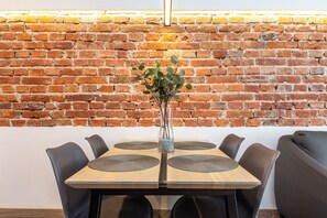 Appartement Ville | Repas dans la chambre