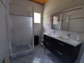 Sèche-cheveux, serviettes fournies, savon, papier toilette