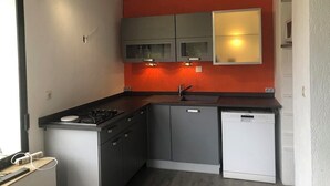 Ovn, kokeplater og oppvaskmaskin