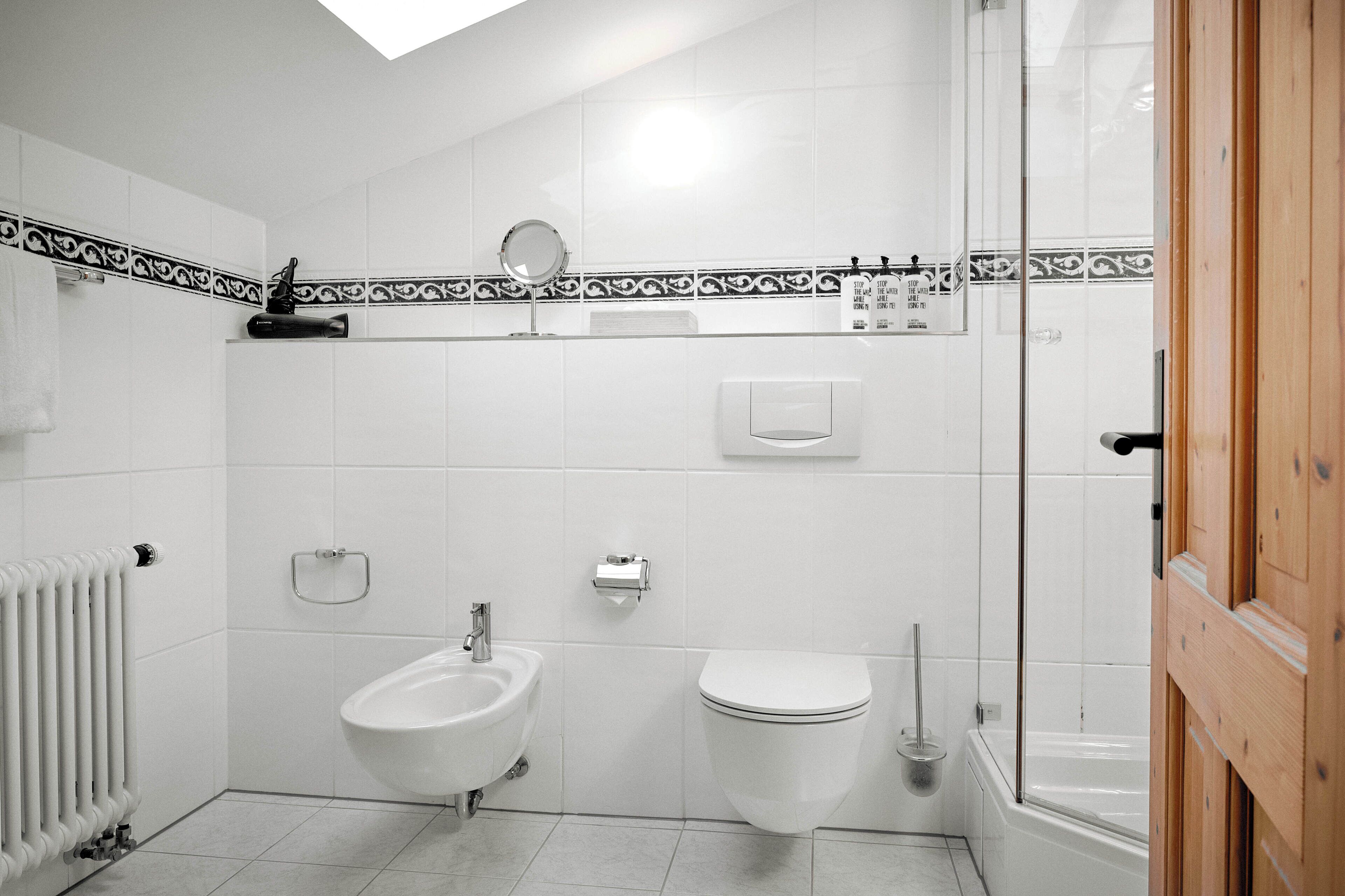 Un baño moderno con bidé, inodoro y ducha.