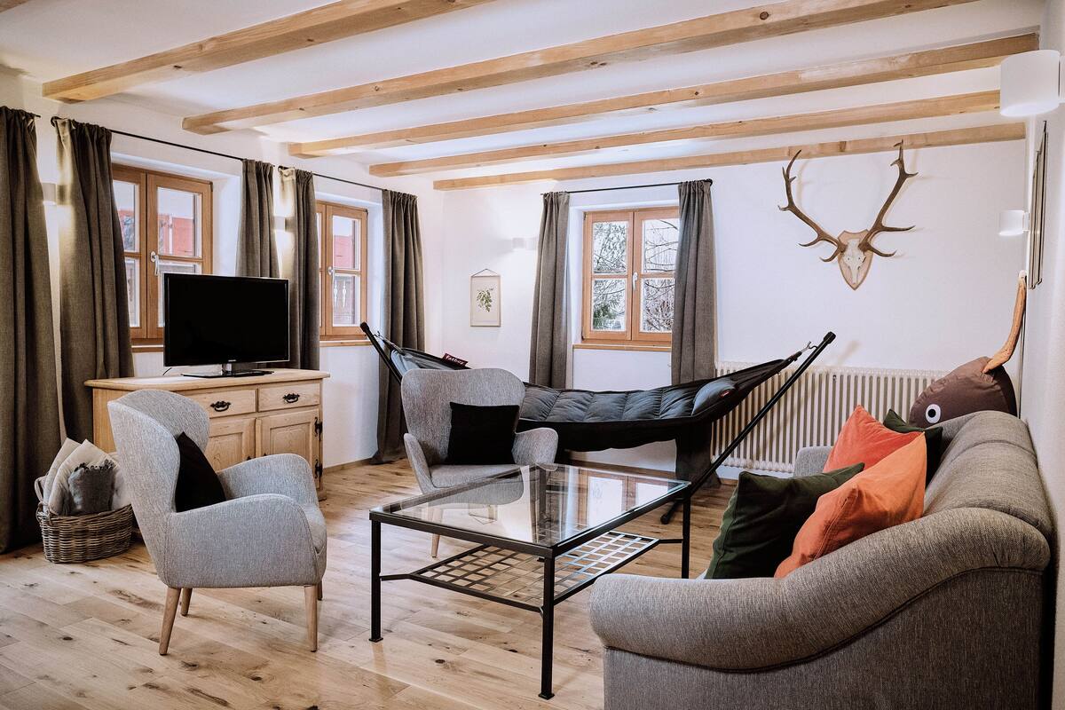 Leilighet | Oppholdsområde | En 32-tommers Flatskjerm-TV med Parabol-TV samt strømmetjenester