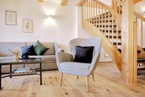 Duplex | Living area | 32-inch flat-screen TV with satellite channels, streaming services - Der Lederer Hof (Tegernsee)