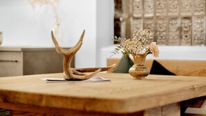 Un tavolo di legno con un vaso di fiori e un oggetto decorativo.