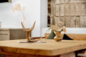 Suite | Oppholdsområde | En 32-tommers Flatskjerm-TV med Parabol-TV samt strømmetjenester