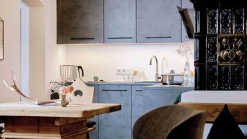 Suite | Eigene Küche | Großer Kühlschrank, Herdplatte, Kochgeschirr/Geschirr/Besteck