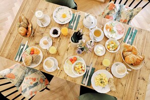 Petit déjeuner servi tous les jours en supplément