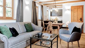 Dúplex | Área de sala de estar | Televisión de pantalla plana de 32 pulgadas con canales vía satélite