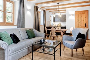 Duplex | Living area | 32-inch flat-screen TV with satellite channels, streaming services - Der Lederer Hof (Tegernsee)