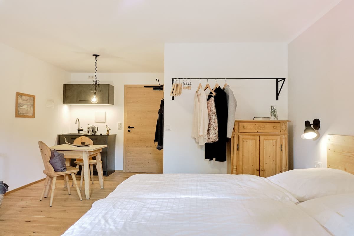 Studio | 3 bedrooms, hypo-allergenic bedding, in-room safe