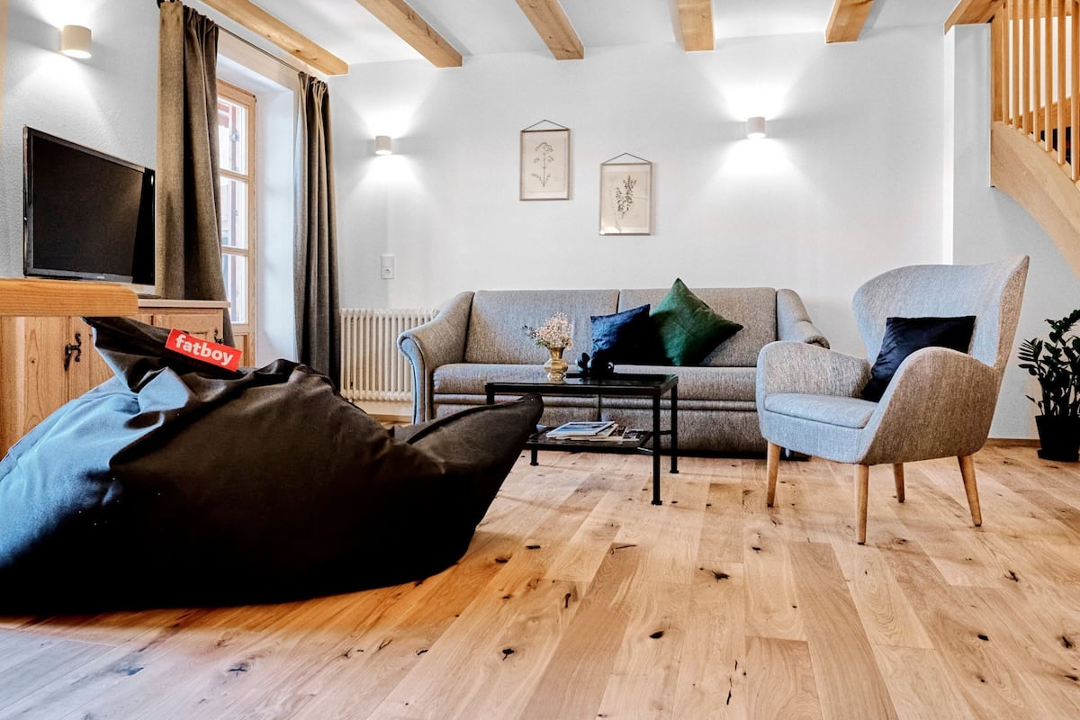 Toetasjesleilighet | Oppholdsområde | En 32-tommers Flatskjerm-TV med Parabol-TV samt strømmetjenester