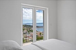 7 chambres, fer et planche à repasser, Wi-Fi, draps fournis