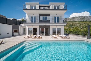 A heated pool - Luxurious 7-Bedroom Villa MI with Heated Private Pool, Billiard Room, 500m from the Beach (Jesenice, Dugi Rat)
