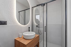 Dusche, Haartrockner, Handtücher