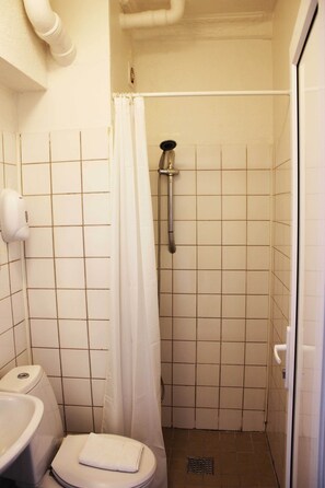 Chambre de base avec lits jumeaux | Salle de bain | Douche, serviettes fournies, savon, papier de toilette