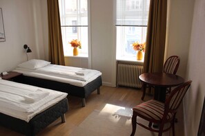 Tomannsrom – basic | Skrivebord og sengetøy