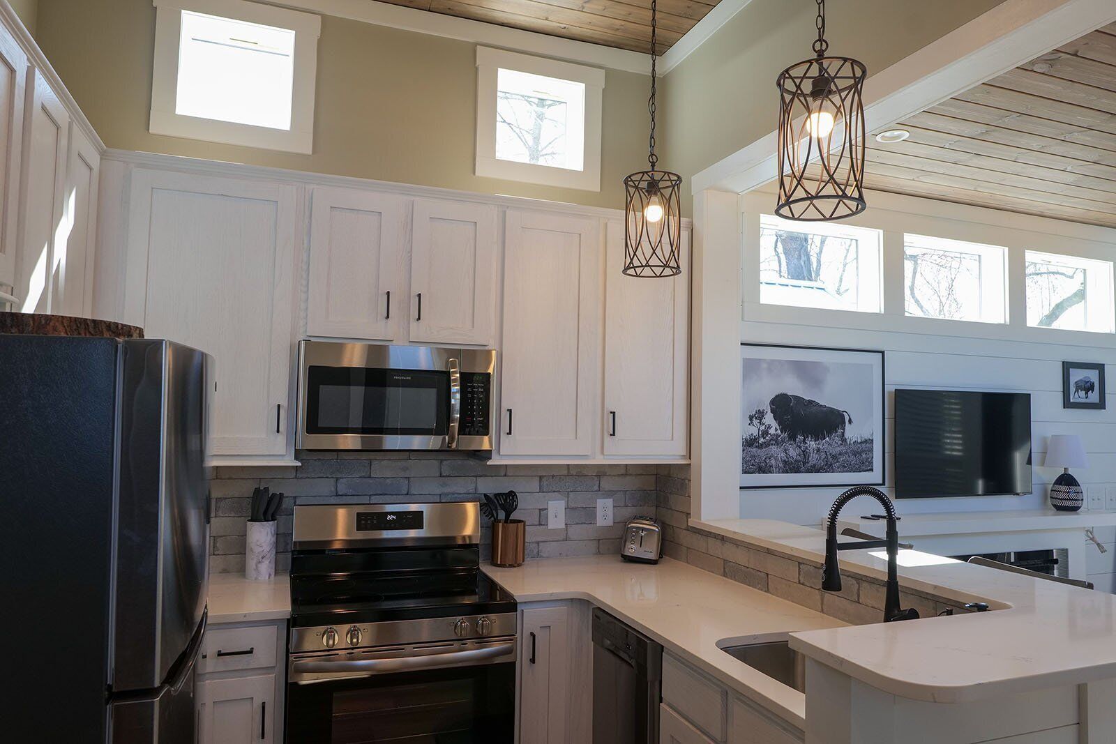 Réfrigérateur, four à micro-ondes, un four, lave-vaisselle