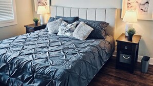 3 bedrooms, iron/ironing board, WiFi, bed sheets - Your Home Away From Home in Ottawa - close to work, schools, hospitals, parks (Ottawa)