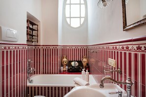 Apartment | Bathroom | Separate tub and shower, hair dryer, towels, soap - Fancy Apartment in Palazzo Grimaldi  (Genoa)