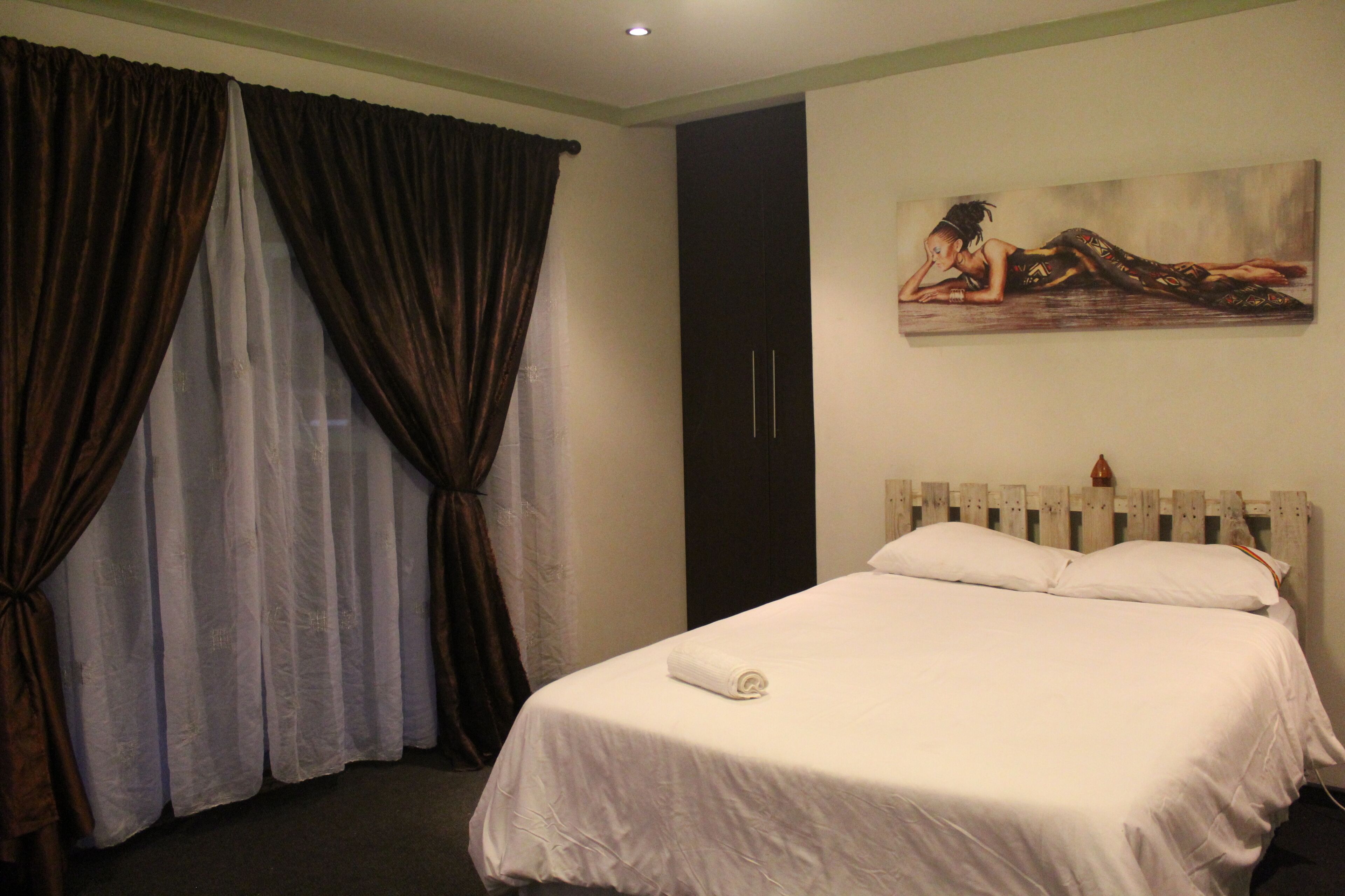 2 bedrooms, desk, iron/ironing board, WiFi