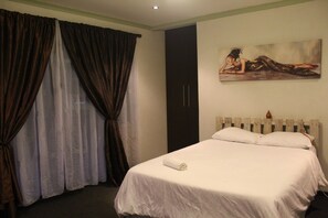 2 quartos, escrivaninha, ferros/tábuas de passar roupa, Wi-Fi