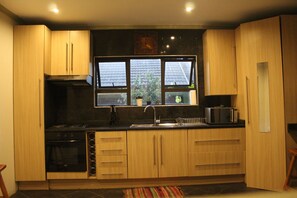 Microondas, horno, placa de cocina y hervidor eléctrico