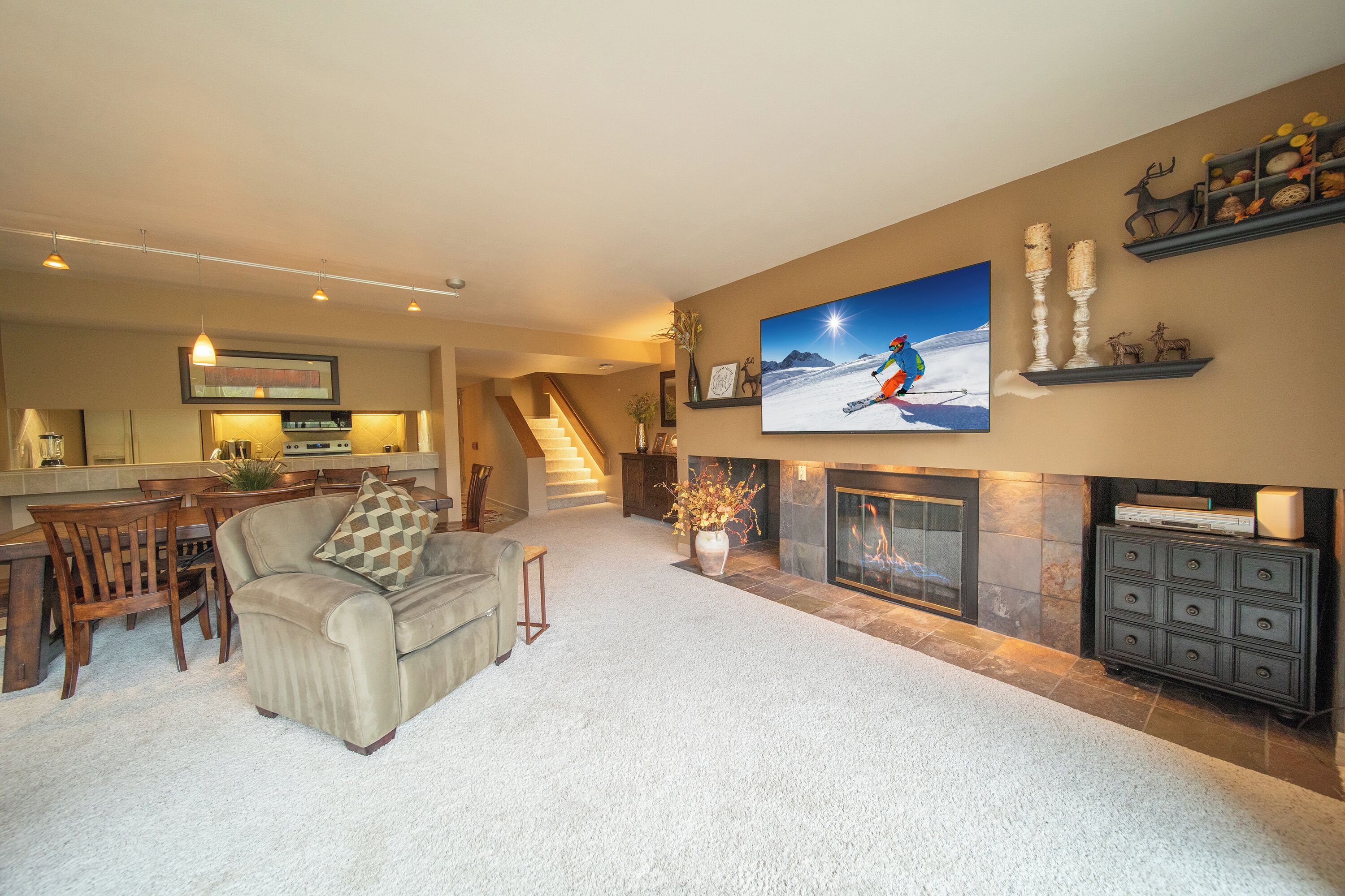 Een smart-tv en een open haard