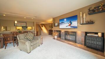 Een smart-tv en een open haard