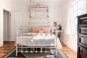 2 間睡房、書桌、熨斗/熨衫板、可攜式嬰兒床