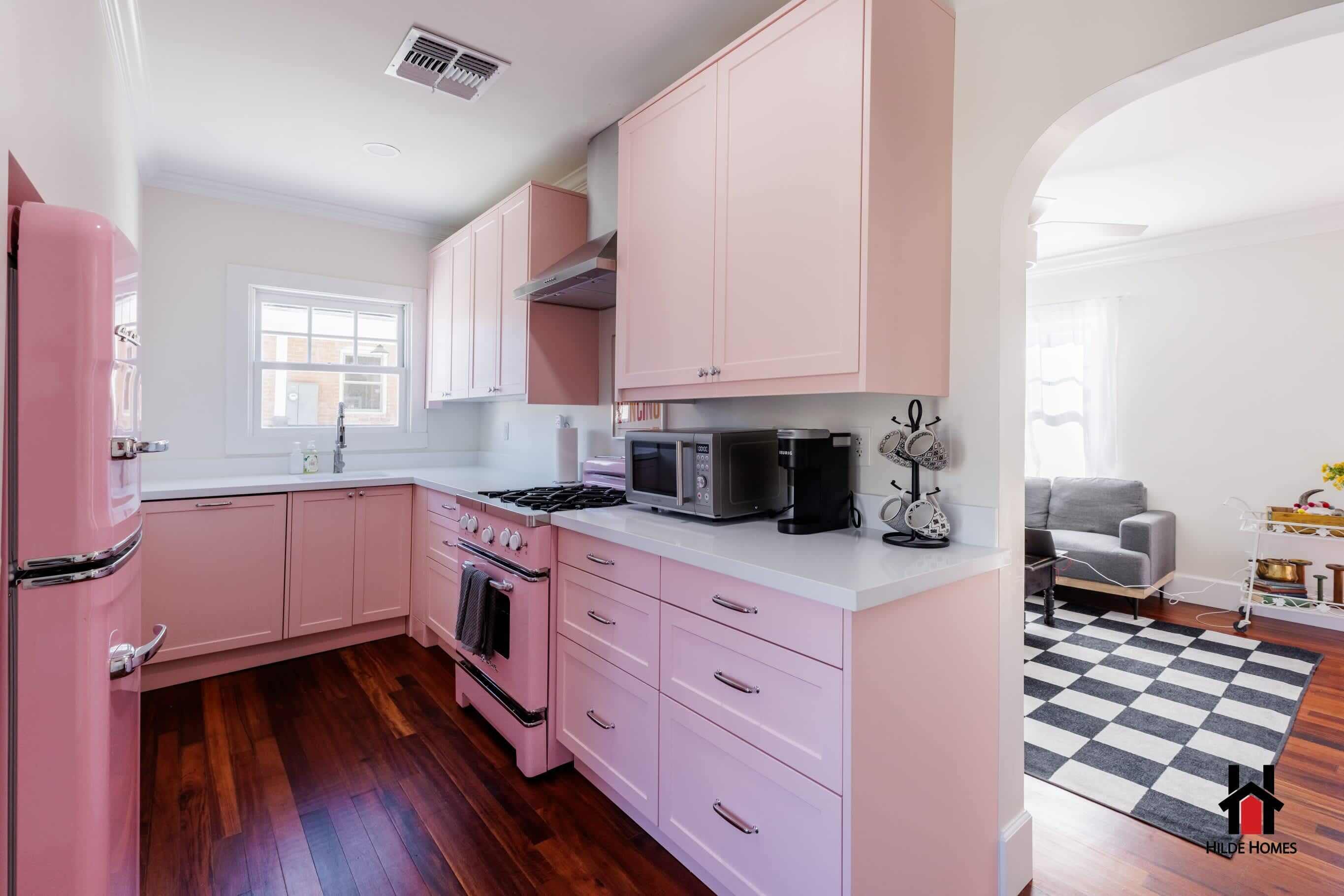 冷蔵庫、電子レンジ、オーブン、コンロ