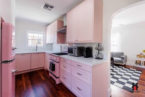 Frigorífico, microondas, horno y placa de cocina