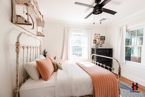 2 dormitorios, escritorio, tabla de planchar con plancha y cuna de viaje