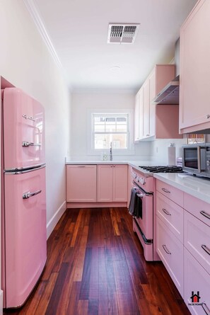 雪櫃、微波爐、焗爐、爐具