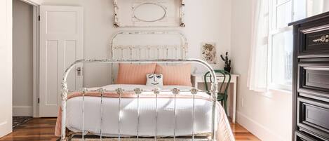 2 Schlafzimmer, Schreibtisch, Bügeleisen/Bügelbrett, Reisekinderbett