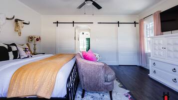 1 slaapkamer, een strijkplank/strijkijzer, reisbedje, gratis wifi