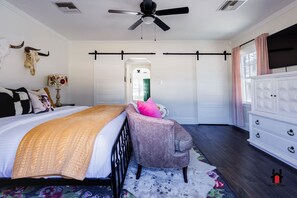 1 bedroom, iron/ironing board, travel cot, free WiFi - Charming Tudor Casita with Fire Pit Near Breweries (Mesa)