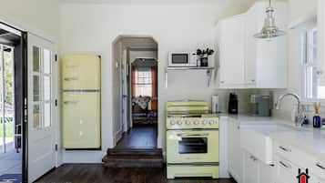 Een koelkast, een magnetron, een oven, een kookplaat