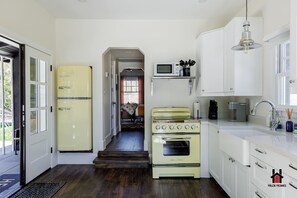 Fridge, microwave, oven, stovetop - Charming Tudor Casita with Fire Pit Near Breweries (Mesa)