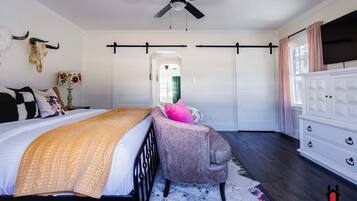 3 slaapkamers, een bureau, een strijkplank/strijkijzer, reisbedje