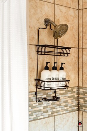 Suihku, hiustenkuivaaja, pyyhkeet, saippua