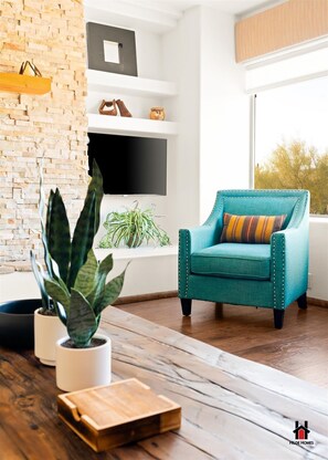 Smart-TV, Kamin, Arbeitsbereiche