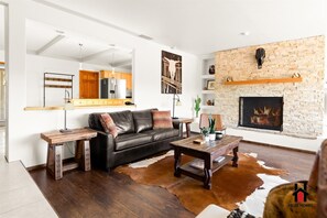 Una Smart TV, una chimenea, una oficina
