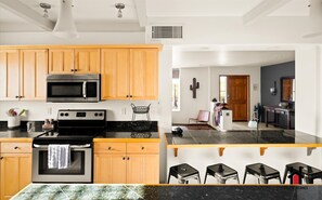 Jääkaappi, mikroaaltouuni, uuni, liesi