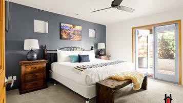 3 habitaciones, escritorio y tabla de planchar con plancha