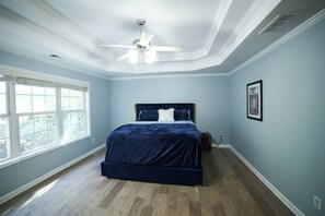 5 bedrooms, desk, WiFi, bed sheets