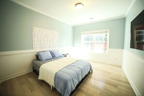 5 bedrooms, desk, WiFi, bed sheets