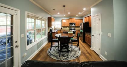 Huge 5 Bdrm W/King Bed Hot Tub
