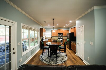 Huge 5 Bdrm W/King Bed Hot Tub