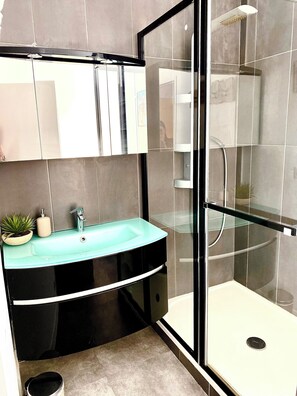 Haartrockner, Handtücher, Seife, Toilettenpapier