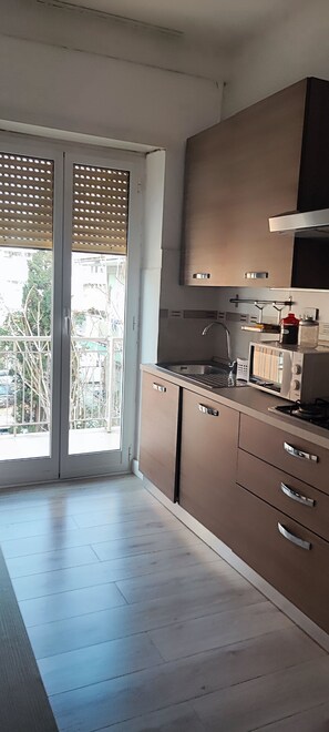 Fridge, microwave, oven, stovetop - Casa Angelina in Roma (Roma)