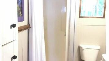 Douche, sĂšche-cheveux, serviettes fournies, savon